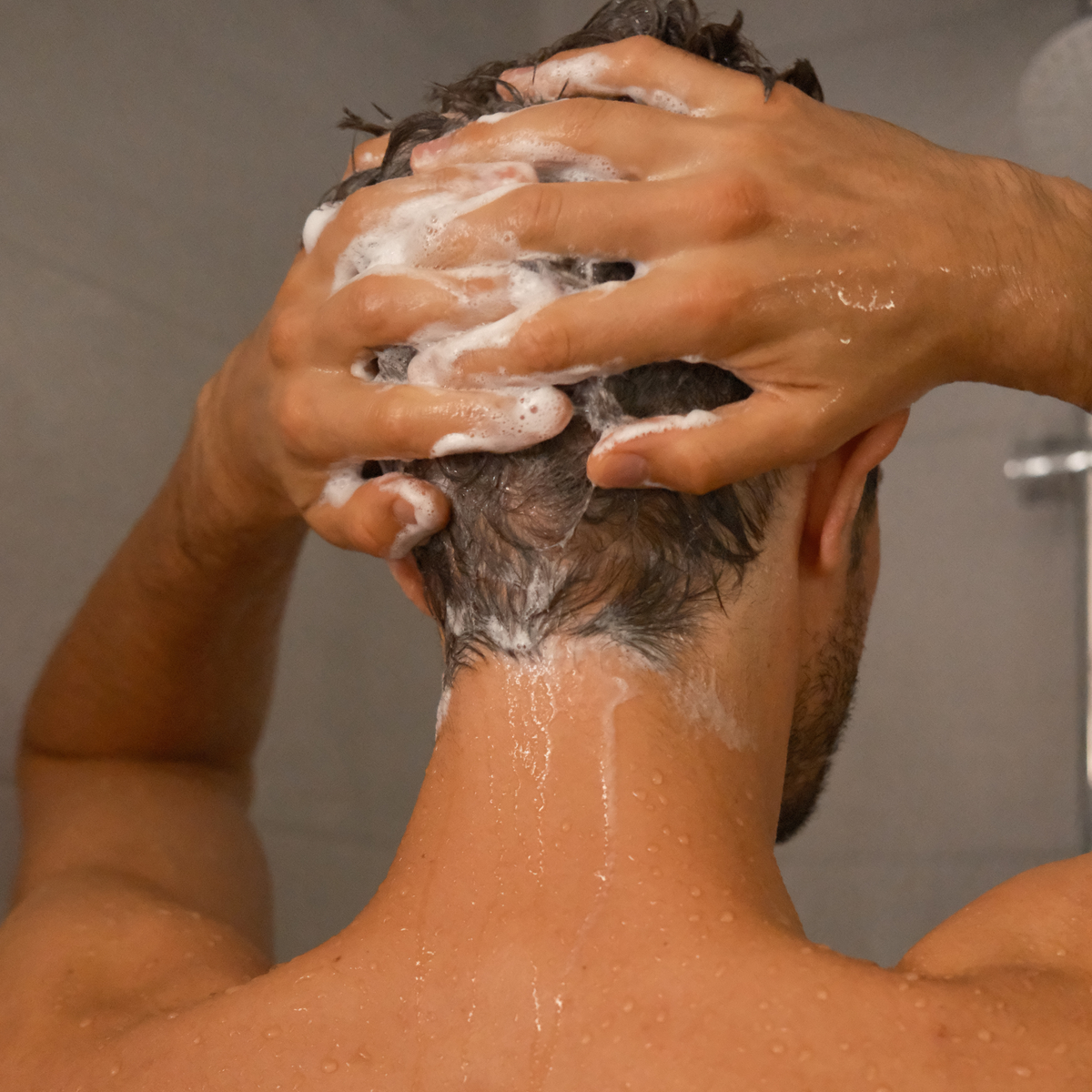 Forfora grassa o forfora secca: come distinguerle e scegliere lo shampoo giusto?